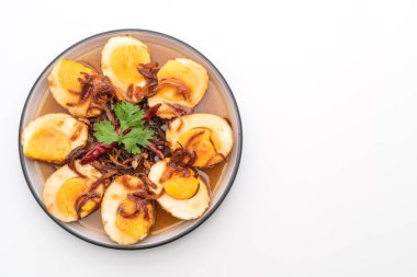 Haşlanmış yumurta demirhindi soslu kızarmış