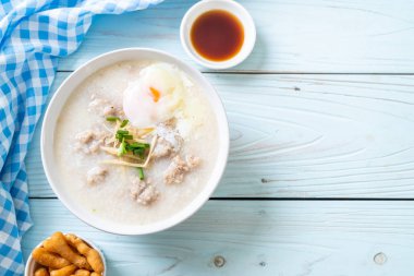 kase kıyılmış domuz eti ile pirinç çorbası 