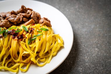 domuz eti ile Asya tavada kızartılmış erişte