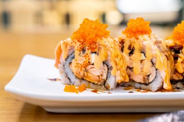 Peynir ile somon rulo suşi