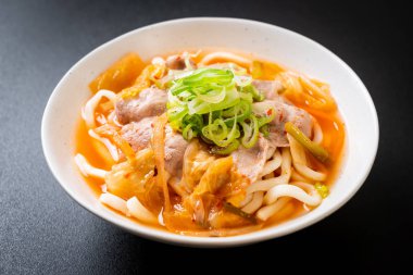 Udon ramen noodle ile domuz eti ve kimchi 