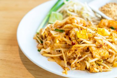 Karides ve karidesler Ile Thai Fried Rice noodle