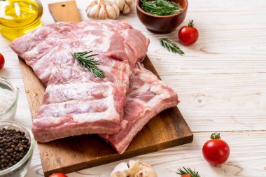 Taze çiğ domuz kaburgası. 