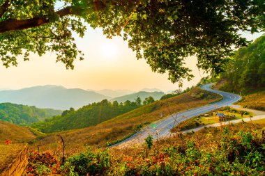 Katman dağ ve yol ile güzel günbatımı gökyüzü