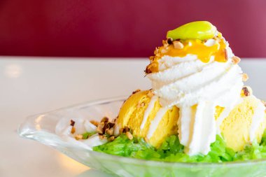 yapışkan pirinç ve krem şanti ile Mango Dondurma