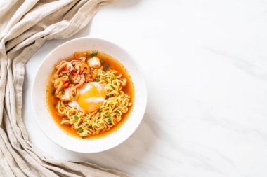 Kimchi ve yumurta ile Kore anlık erişte