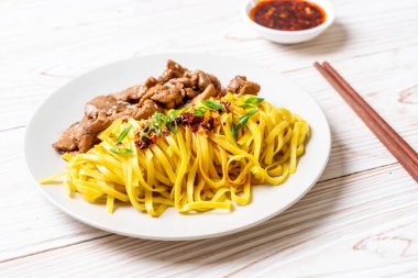 domuz eti ile Asya tavada kızartılmış erişte