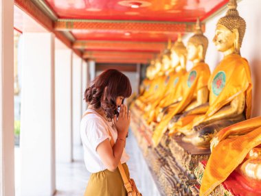 Buddha ile dua mutlu Asyalı kadın