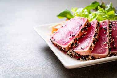 Taze orkinos sebze salata ile ham