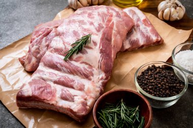 Taze çiğ domuz kaburgası. 