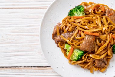 domuz ve sebze ile kızarmış erişte