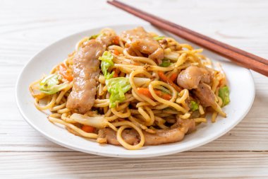 tavada kızartılmış yakisoba noodle domuz eti ile