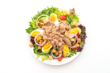 Sebze salatalı ve yumurtalı ton balığı, sağlıklı yemek tarzı.