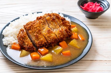 Çıtır çıtır kızarmış domuz pirzola köri ve pilav ile 