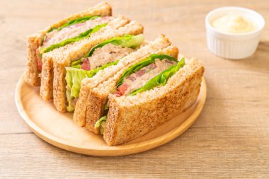 Ev yapımı ton balıklı sandviç 