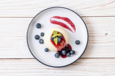taze yaban mersini ile yoğurt puding