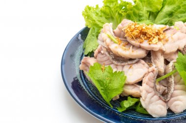 Haşlanmış balık dip sos ile