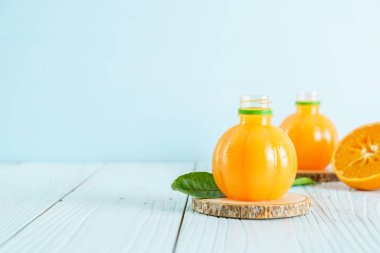 Ahşap arka plan üzerinde taze portakal suyu