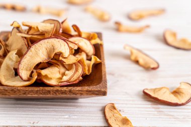 Ev yapımı kurutulmuş organik elma dilimli