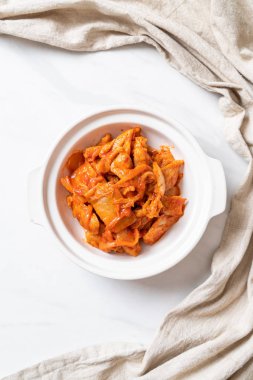 kimchi ile tavada kızartılmış domuz eti