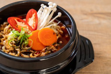 siyah kase Kore anlık erişte