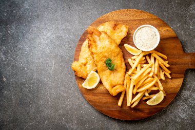 Kızartmalı balık ve patates kızartması.