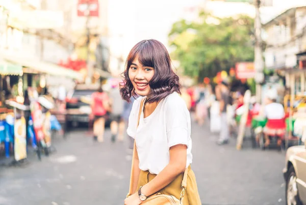 Happy en mooie Aziatische vrouw reizen op Khao Sarn Road, Tha — Stockfoto