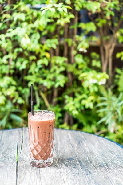 Masanın üzerine çikolatalı buzlu cam