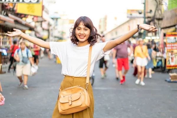 Happy en mooie Aziatische vrouw reizen op Khao Sarn Road, Tha — Stockfoto