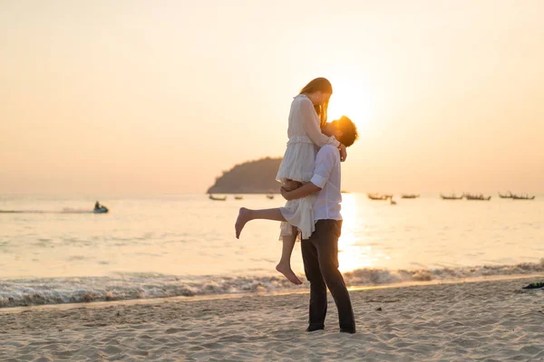 Ευτυχισμένο ζευγάρι πηγαίνει γαμήλια ταξίδια σε τροπική παραλία με άμμο σε su — Φωτογραφία Αρχείου