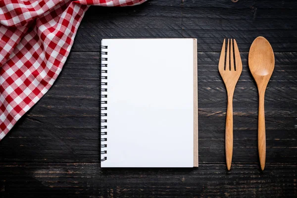 Libreta en blanco para nota de texto en superficie de madera con sapce de copia — Foto de Stock