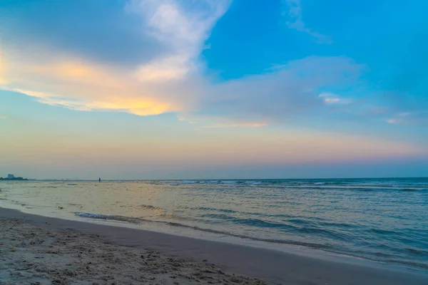 Hermoso cielo crepuscular con playa de mar — Foto de Stock