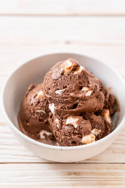 Шоколадное мороженое с зефиром — стоковое фото