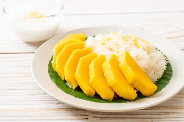 Mango con arroz pegajoso — Foto de Stock