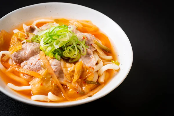 Udon ramen makaron z wieprzowiną i kimchi — Zdjęcie stockowe
