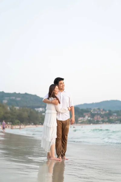 Joyeux couple voyageant en lune de miel sur une plage de sable tropical à su — Photo