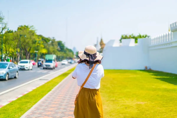 Ευτυχισμένη γυναίκα της Ασίας ταξίδια στην Ταϊλάνδη — Φωτογραφία Αρχείου