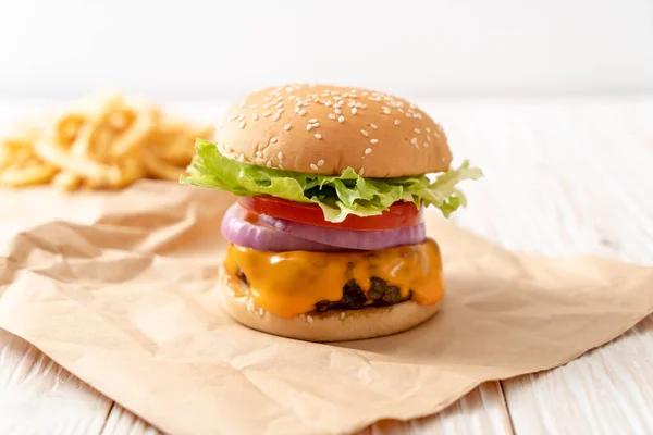 Świeża wołowina smaczne burger z serem i frytki — Zdjęcie stockowe