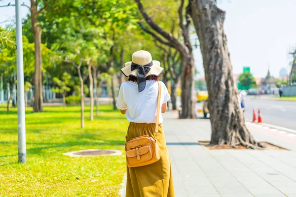 快乐亚洲妇女旅游在泰国 — 图库照片