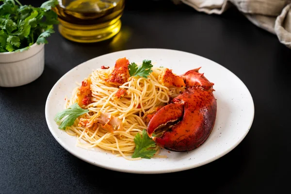 Makarna all'astice veya ıstakoz spagetti