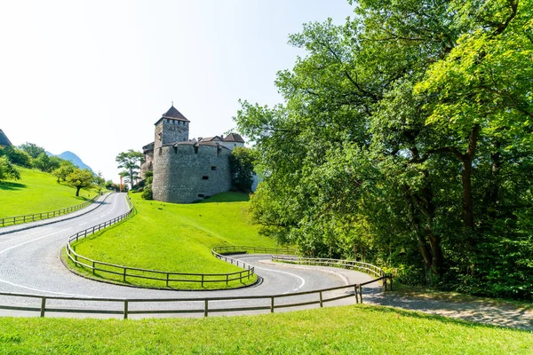 Vacker arkitektur på Vaduz slott, officiella residens o — Stockfoto