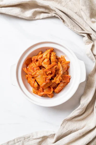 kimchi ile tavada kızartılmış domuz eti