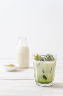 Matcha yeşil çay buzlu süt ile