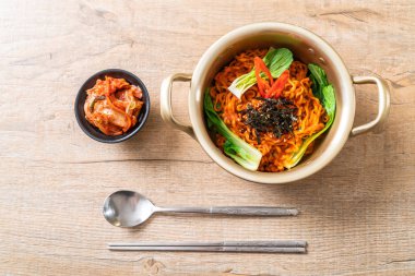 sebze ve kimchi Koreli anlık erişte