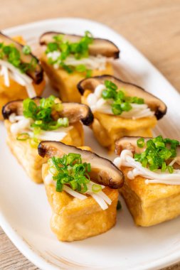 Shitake mantar ve altın iğne mantar ile kızarmış Tofu