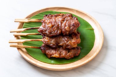 saptırılmış süt domuz beyaz yapışkan pirinç ile ızgara