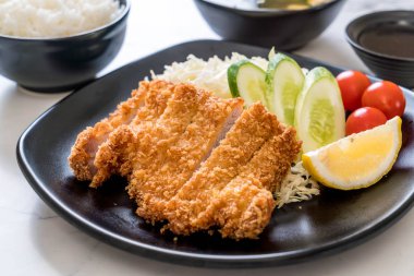 Japon derin kızarmış domuz pirzola (tonkatsu kümesi)