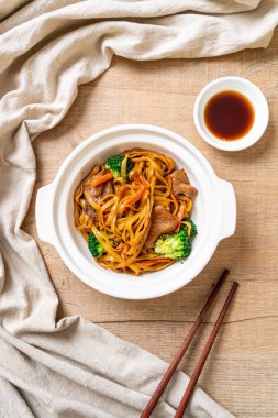 domuz ve sebze ile kızarmış erişte