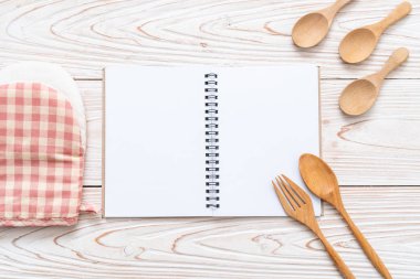 metin Not kopya sapce ile ahşap yüzeyde için boş defter