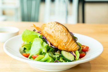 Kızarmış somon salata